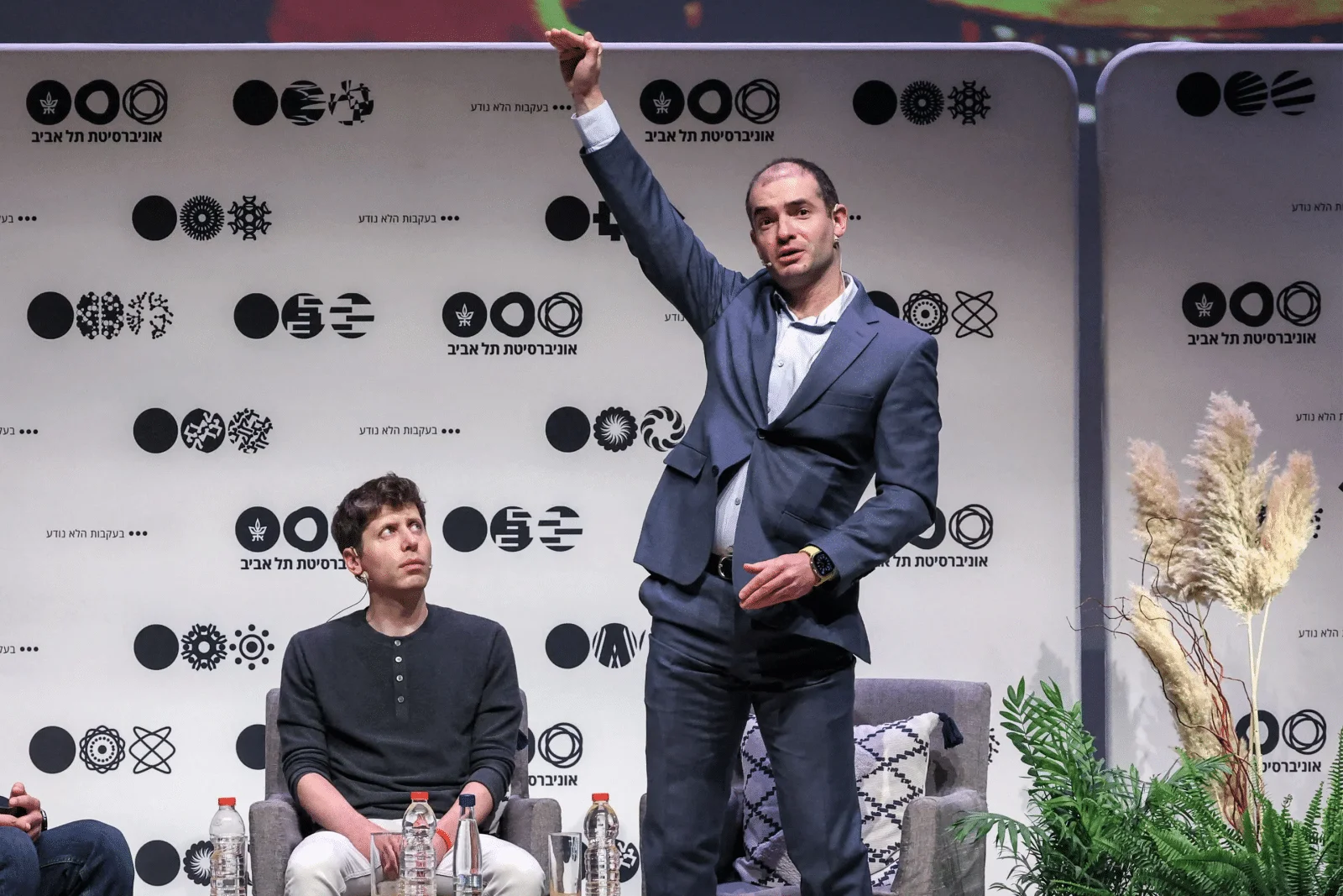 17年前的败局，山姆奥特曼要用 Sora2 和 GPT 扳回来