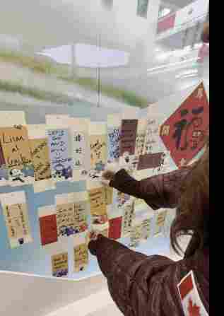 米兰冬奥村,这群外国人都围着阿里云AI干啥呢?(图2) 米兰冬奥村,这群外国人都围着阿里云AI干啥呢?(图2)