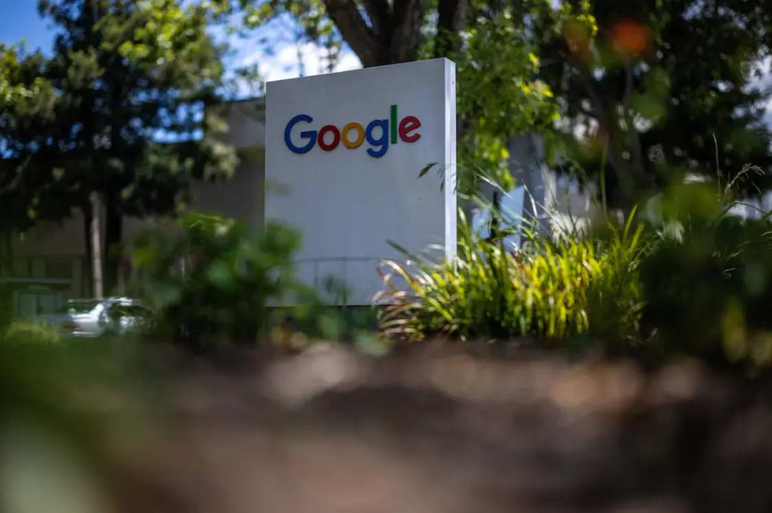 曾揭露硅谷惊天骗局 《纽约时报》记者起诉谷歌、OpenAI盗用书籍训练AI(图1)